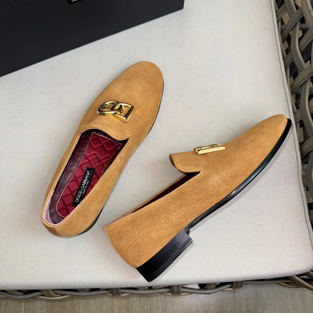 💰¥960 D&G cowhide moccasin loafers for men｜Embellished with DG hardware nameplate｜Made of imported calfskin｜Retro and shiny texture complement each other｜Release charming tones to outline a confident posture｜Imported calfskin + cowhide lining + Italian leather outsole Size: 39-44 (38.45 custom-made)